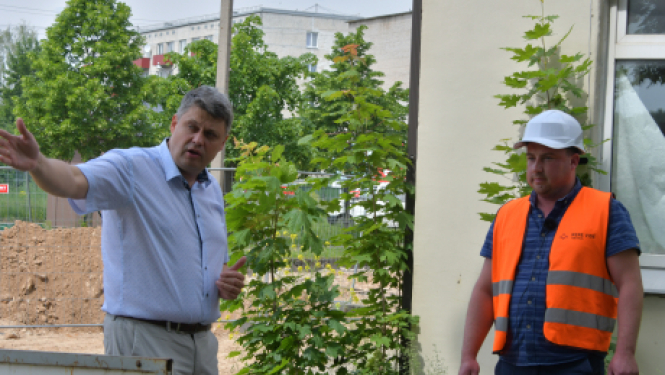 Domes priekšsēdētājs Aivars Kraps apseko Viestura ielas projektu
