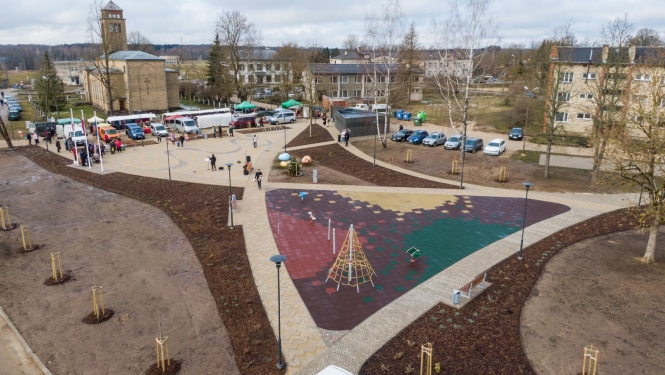 Daudzfunkcionālais laukums Aknīstē no drona lidojuma zemā augstumā