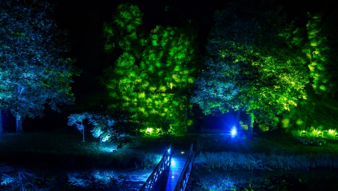 Zasas muižas parks naktī izgaismots
