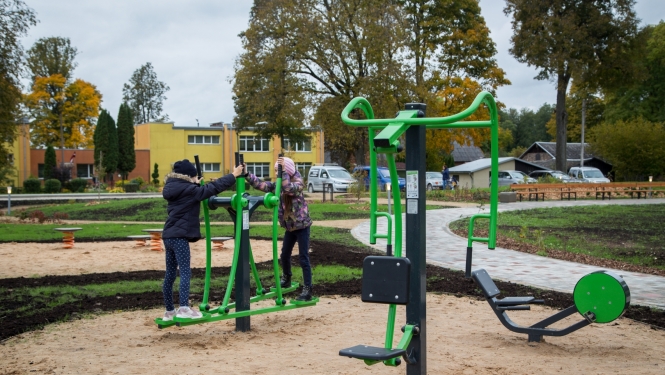 Bērni minās uz āra trenažieriem Rubeņos