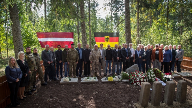Jēkabpils novada domes priekšsēdētāj vietnieks izglītības, kultūras jautājumos Alfons Žuks, brīvprātīgo grupa no Vācijas un Vācijas Bundesvēra karavīri, godinot Pirmajā pasaules karā kritušo vācu karavīru kapavietu atjaunošanu. 