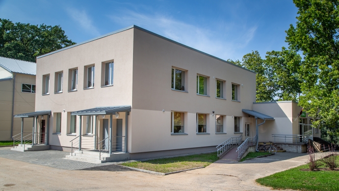 Zaļā iela 10 Zasā - nosiltināta ēka pelēkos un gaišos toņos