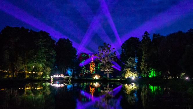 Zasas muižas parks svētku laikā nakts stundās