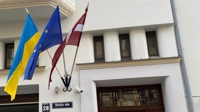 Ukrainas, Eiropas un Latvijas karogi plīvo pie mājas sienas