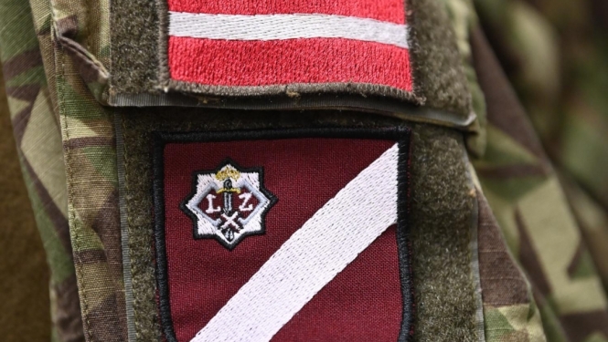 Zemessardzes silbols uzplecis uz dienesta formas