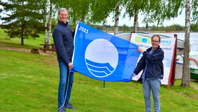 Jēkabpilī, Radžu peldvietā, 12. gadu pēc kārtas plīvo Zilais karogs