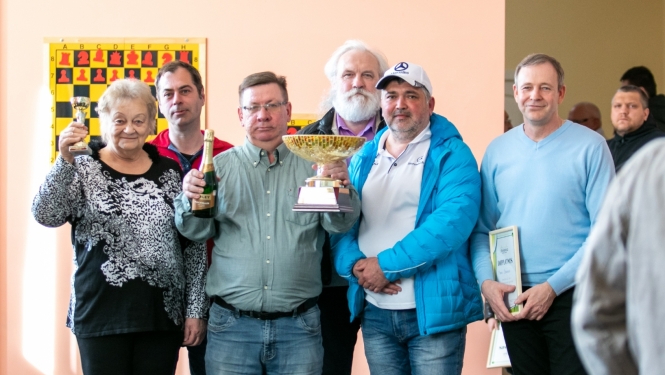 Viesītes komandas pārstāvji ar ceļojošo kausu