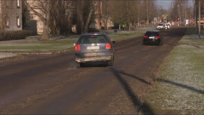 Draudzības alejas posmā nofrēzēts asfalts un drīzumā sāksies apakšzemes komunikāciju izbūve