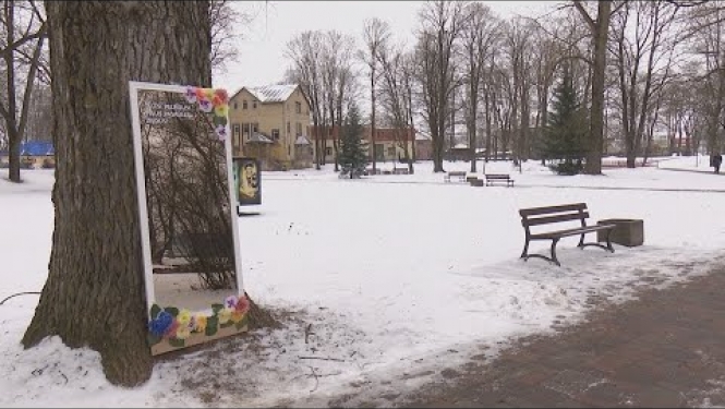 Jēkabpilī 8.martā sievietes priecē spoguļi ar komplimentiem