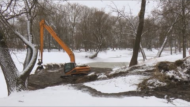 Jēkabpilī sāk tīrīt Kena parka dīķi