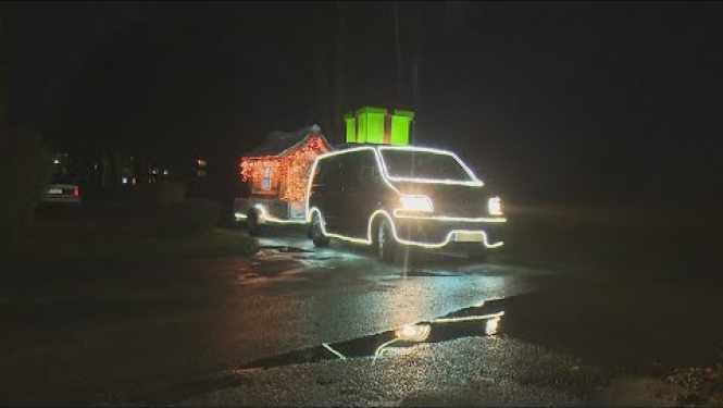 Jēkabpilī svētku sajūtu ieved “Piparkūku namiņš uz riteņiem”