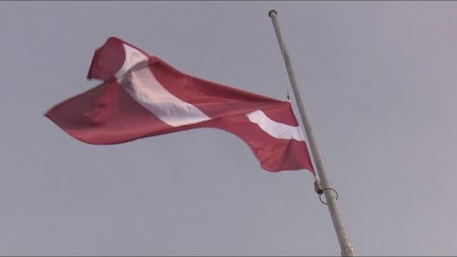 Par godu Valsts svētku mēnesim vienā no galvenajiem Jēkabpils satiksmes apļiem paceļ Latvijas karogu