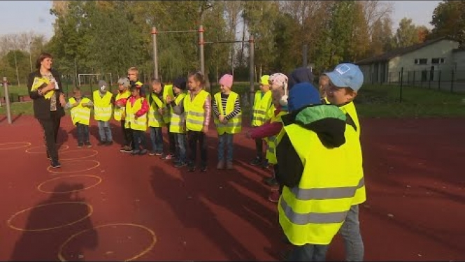 Jēkabpils 1.klašu skolēniem dāvina atstarojošās vestes