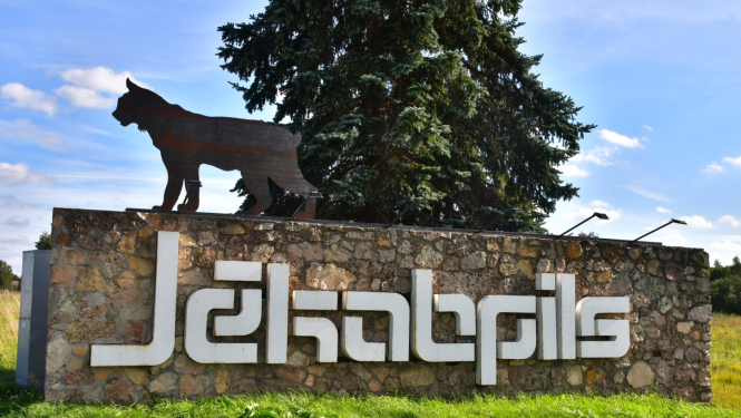 Jēkabpils uzraksts pie pilsētas