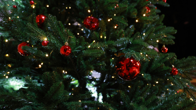 Eglīte ar rotājumiem