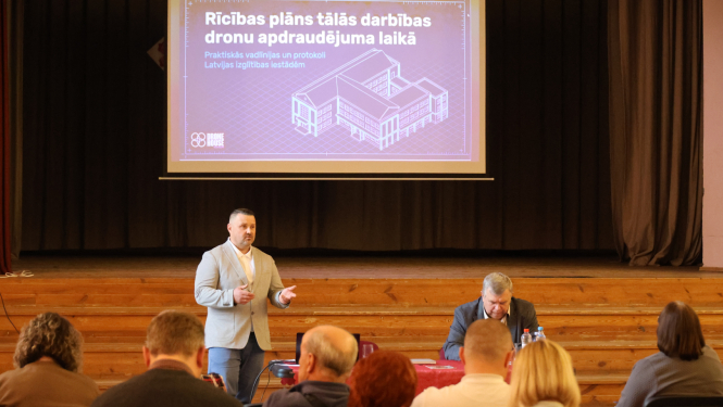 Priekšsēdētāja vietnieks Kārlis Stars stāsta par rīcību dronu apdraudējuma gadījumā