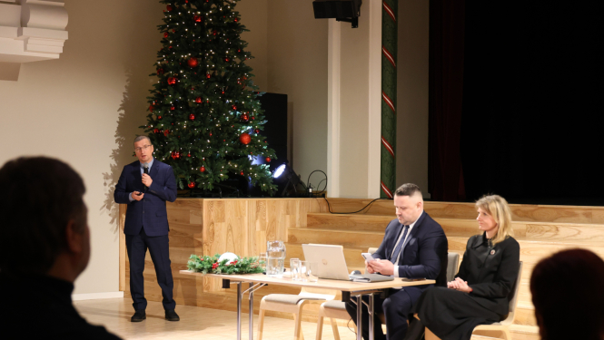 Domes vadība Jēkabpils tautas nama zālē stāsta iedzīvotājiem par plānotajām iecerēm