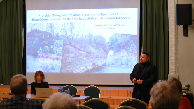 Priekšsēdētāja vietnieks Kārlis Stars stāsta par plānoto projektu Daugavas stāvkrasta nostiprināšanai pie Prižiem