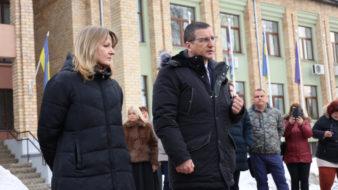 Jēkabpils novada priekšsēdētājs Raivis Ragainis un vietniece Aija Vetere tiekās ar piketa dalībniekiem 