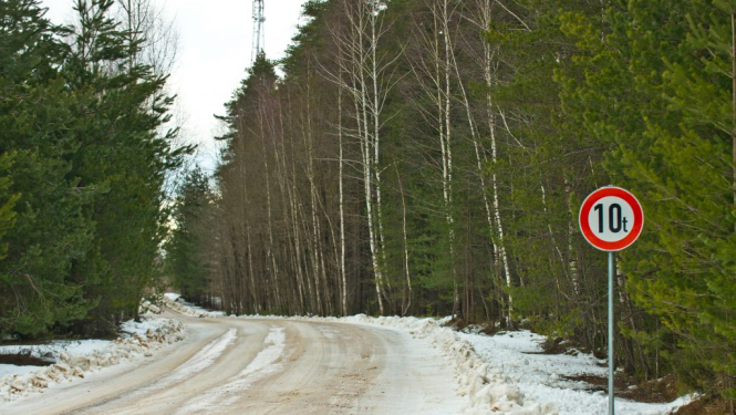 Transporta masu ierobežojoša zīme 10 tonnas uz meža ieskauta ceļa