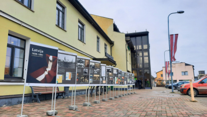 Pie Jēkabpils pilsētas bibliotēkas skatāma Okupācijas muzeja ceļojošā izstāde