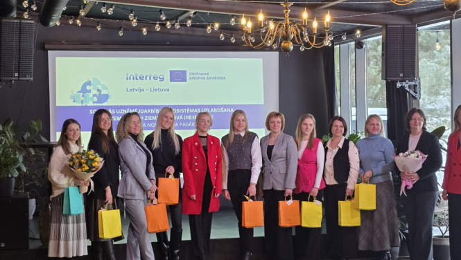 Personas kopīgi pozē grupas fotogrāfijai