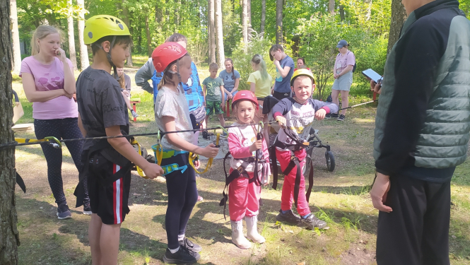 Bērni pie meža kaķa trases