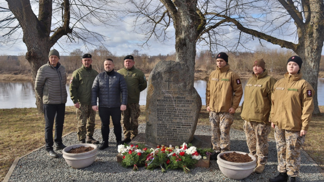 Zemessardzes un pašvaldības pārstāvji noliek ziedus pie pieminekļa