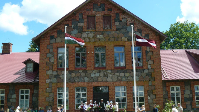 Sēlijas un Latvijas karogi plīv mastos pie bijušās Kaldabruņas skolas ēkas