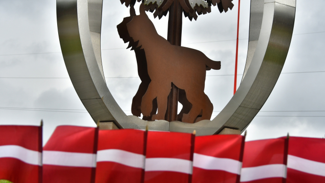 Lūsis un Latvijas valsts karodziņi