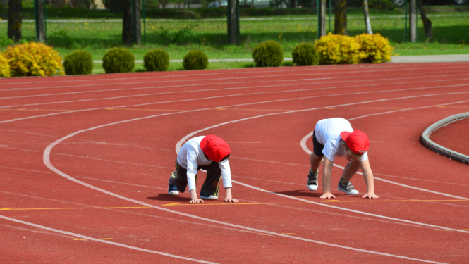 Bērni sporto stadionā