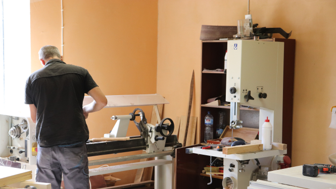 vīrietis griež koku