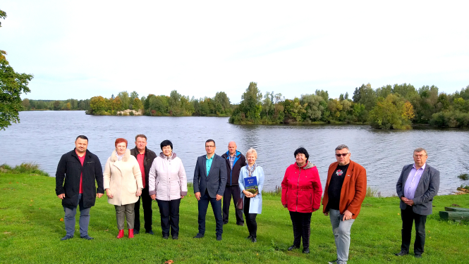 Jēkabpils novada pašvaldības vadība ar speciālistiem Daugavas krastā