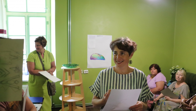 Anda Svarāne telpā uzrunā Sēlijas salu kopienu