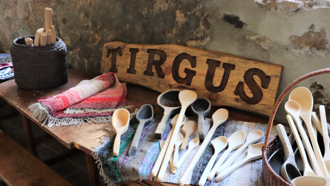 Attēlā uzraksts "Tirgus"