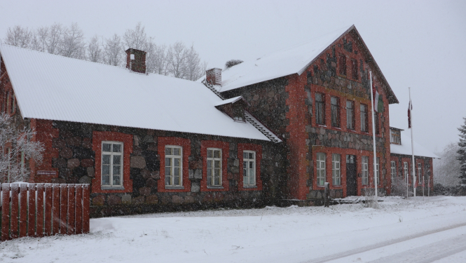 Kaldabruņas skola sniega segā