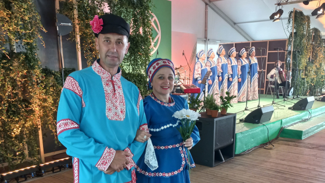 Biedrības "Rodņik" pārstāvji stāv pie skatuves