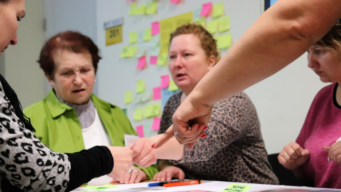 Personas sēž pie galda apmācībās