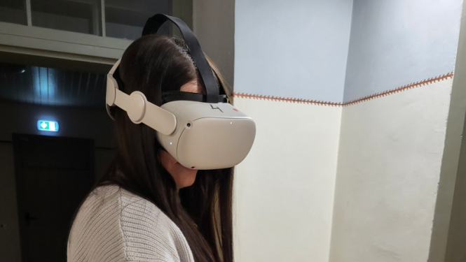 persona ar virtuālās realitātes brillēm