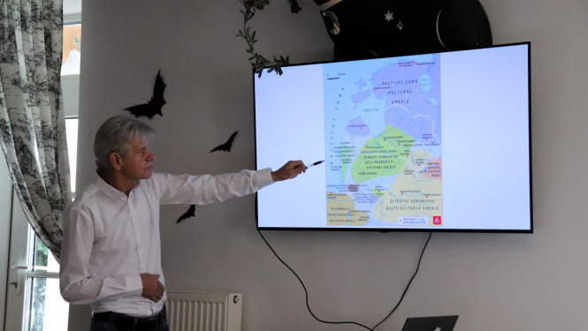 Zinātnieks rāda uz Latvijas karti ekrānā. Foto: Sēlijas salas