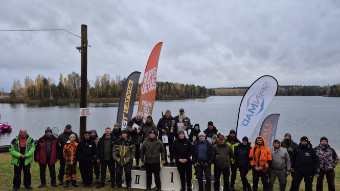 Pasākuma dalībnieku kopbilde pie ūdenskrātuves
