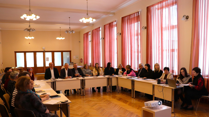 Svētku organizatoru un Sēlijas pašvaldību pārstāvju apspriede telpās pie galda