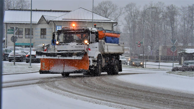 Jēkabpils pakalpojumi sniega tīrītājs brauc pa apsnigušu rotācijas apli