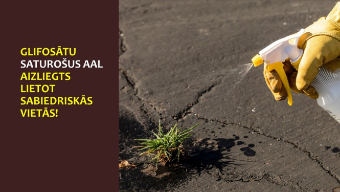 Roka izsmidzina no pudeles škidrumu uz zāles