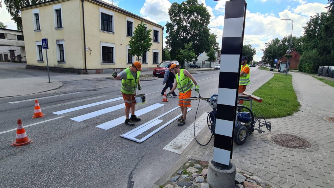 Notiek ceļu apzīmēju atjaunošana Rīgas ielai Jēkabpilī pie Krustpils KC
