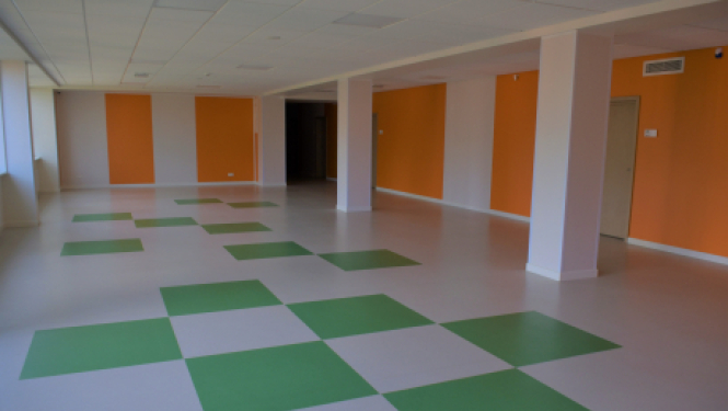 Jēkabpils 2.vidusskolas telpā nelielā platībā nokritis griestu apmetums, cietušo notikušajā nav