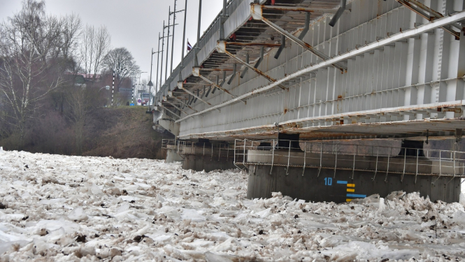Tilta balsti pār Daugavu