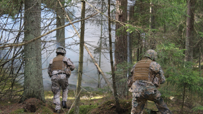 Zemessargi mācībās mežā