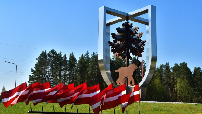 Satiksmes aplis JĒkabpilī ar lūša attēlu