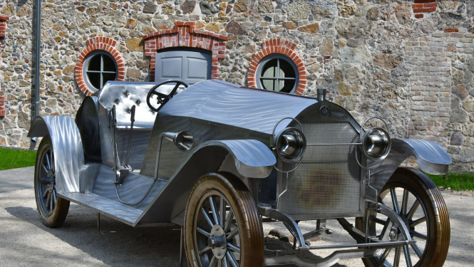 Ekspozīcija - auto pie Krustpils pils, pie smēdes